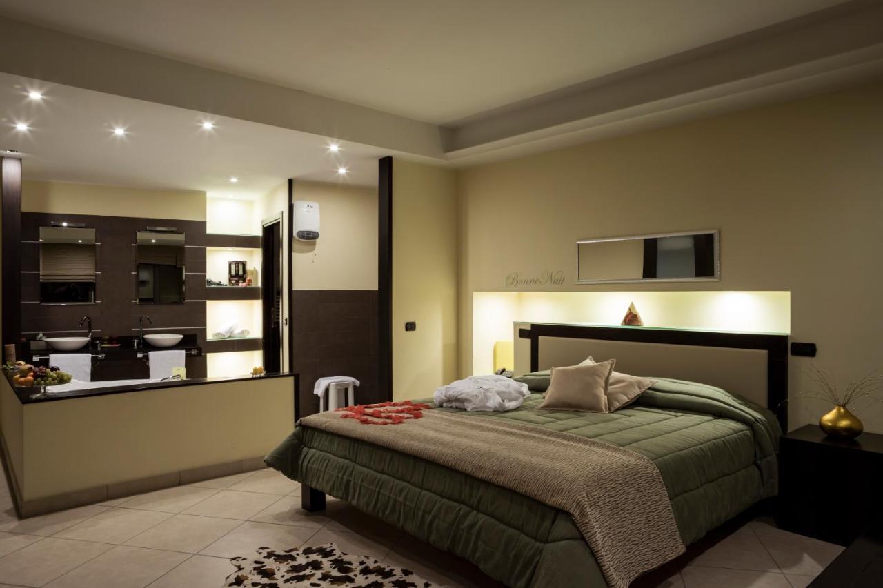 Manhattan Village Hotel Сульмона Экстерьер фото