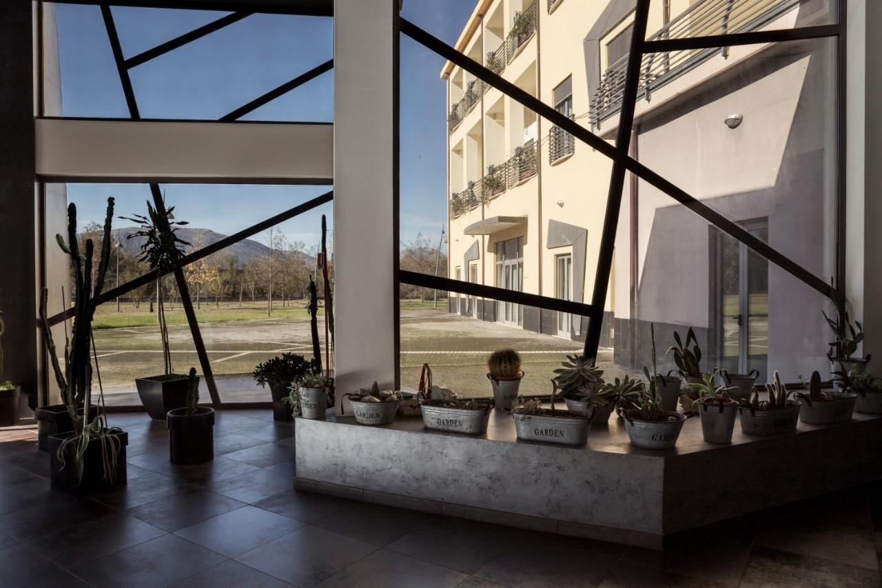 Manhattan Village Hotel Сульмона Экстерьер фото